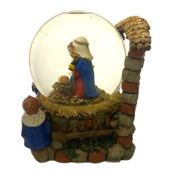 Musical Glitterdome Globe Nativity Plays "We Wish You "A Merry Christmas" - Picture 8 of 9
